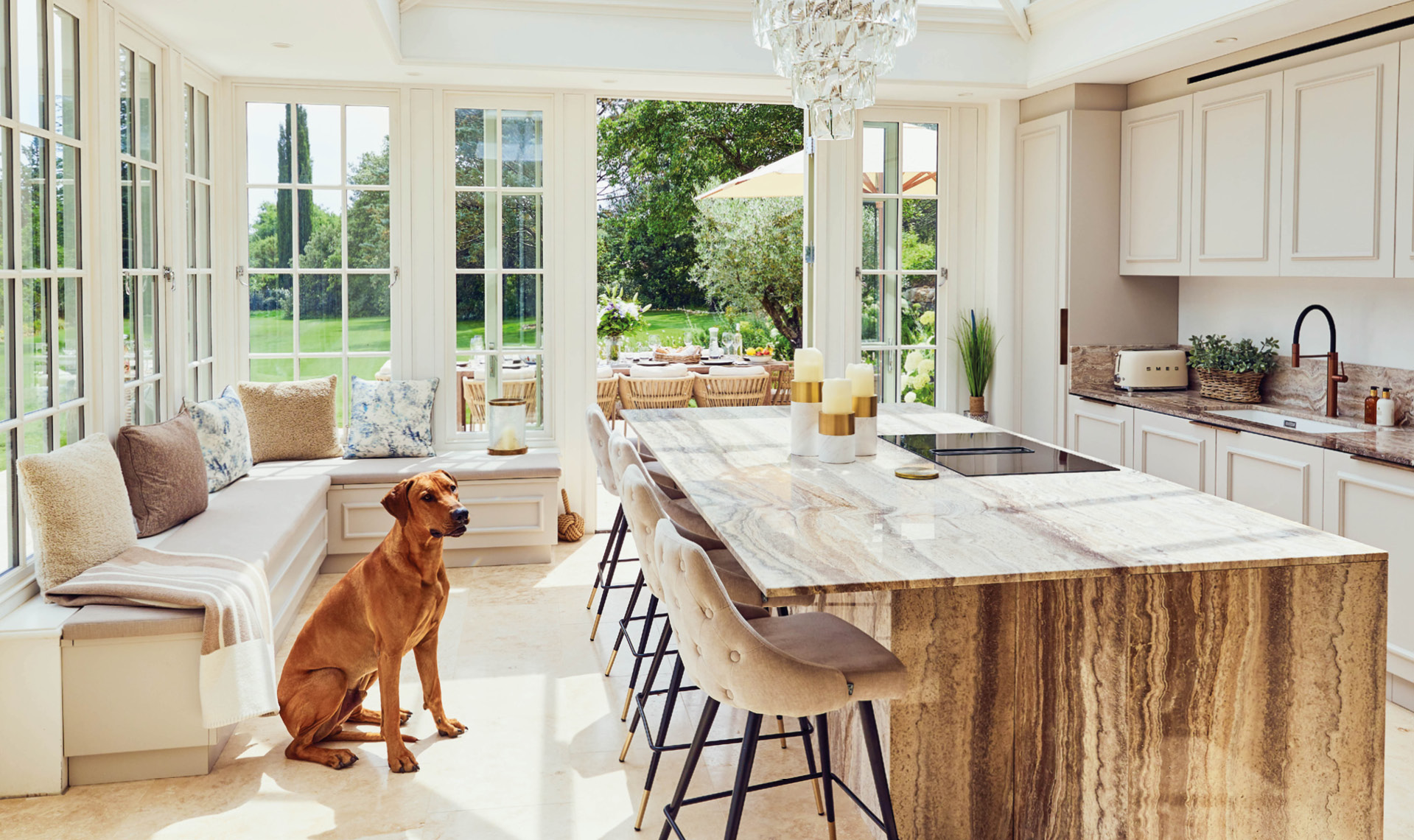 Beautiful light kitchen orangery